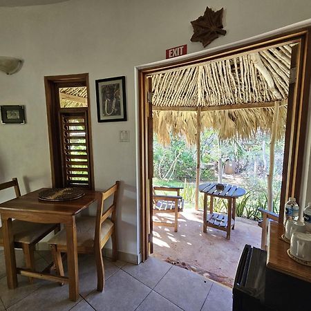 KuDehya Guesthouse Treasure Beach Eksteriør billede