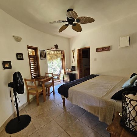 KuDehya Guesthouse Treasure Beach Eksteriør billede