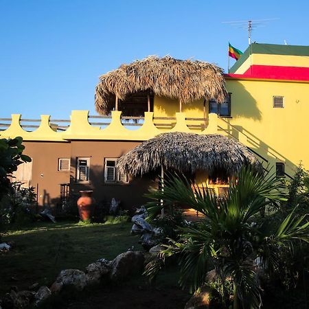 KuDehya Guesthouse Treasure Beach Eksteriør billede