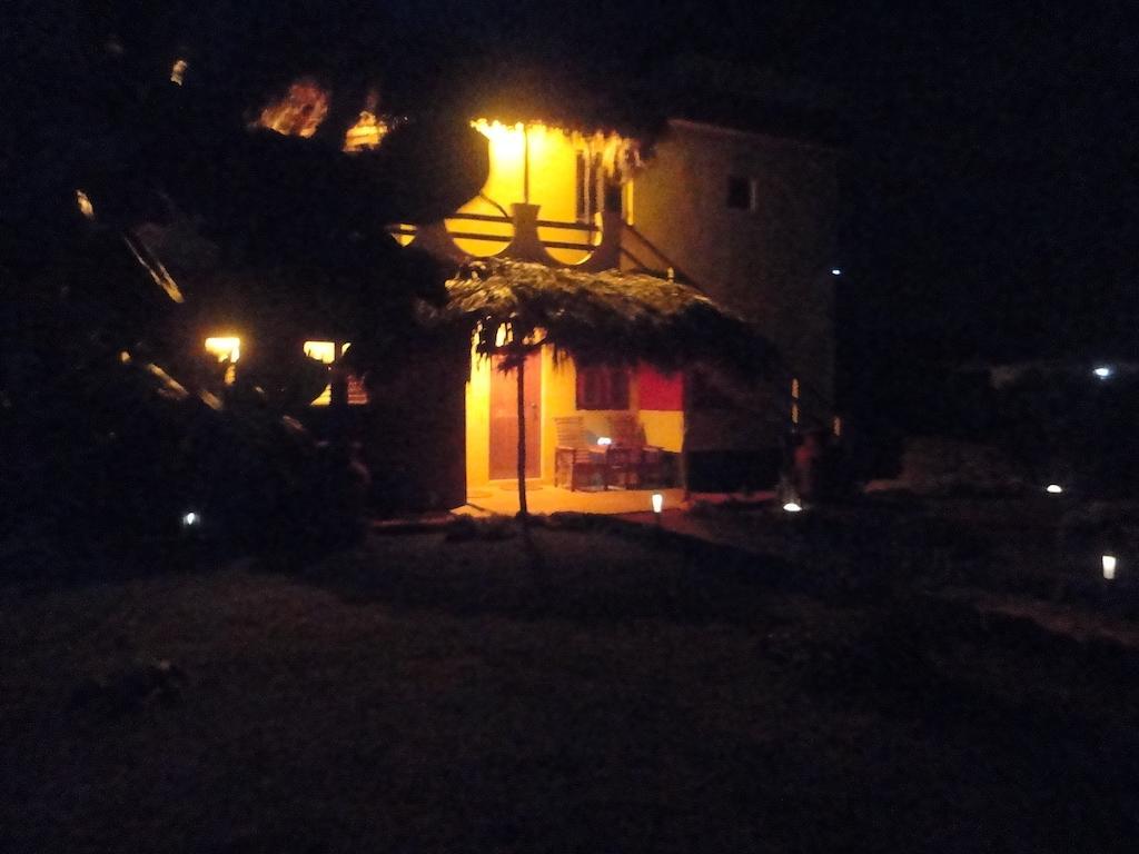 KuDehya Guesthouse Treasure Beach Eksteriør billede