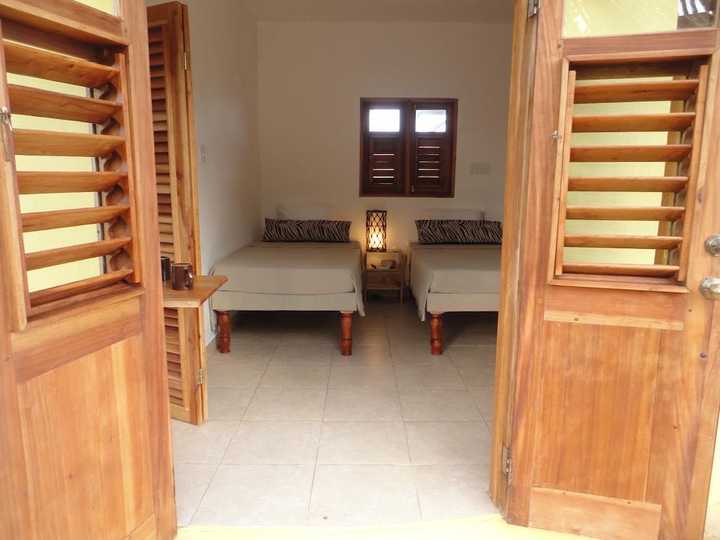 KuDehya Guesthouse Treasure Beach Værelse billede
