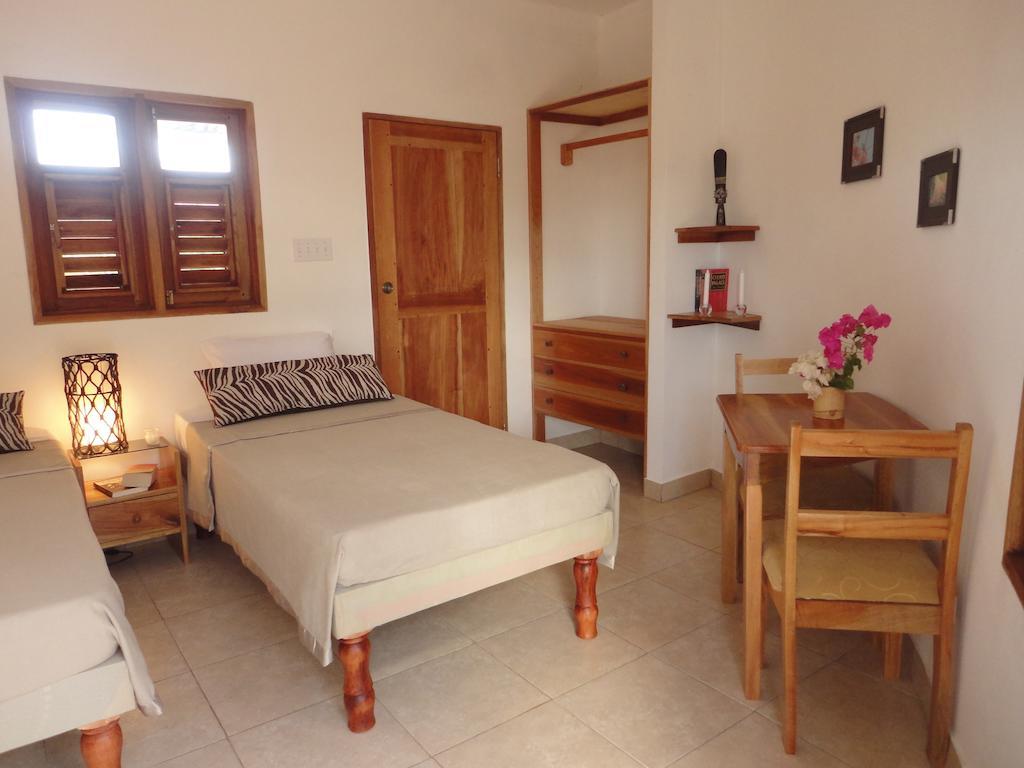 KuDehya Guesthouse Treasure Beach Værelse billede