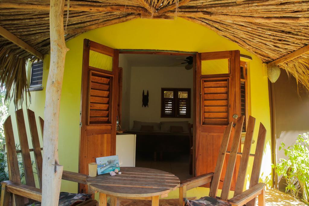 KuDehya Guesthouse Treasure Beach Eksteriør billede