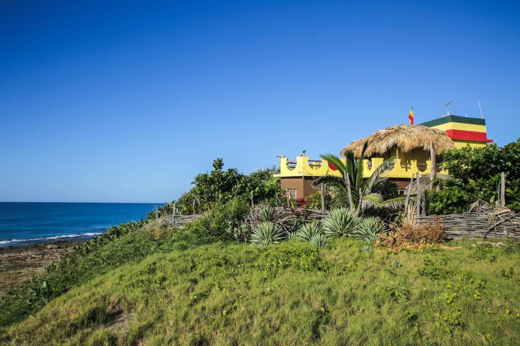KuDehya Guesthouse Treasure Beach Eksteriør billede
