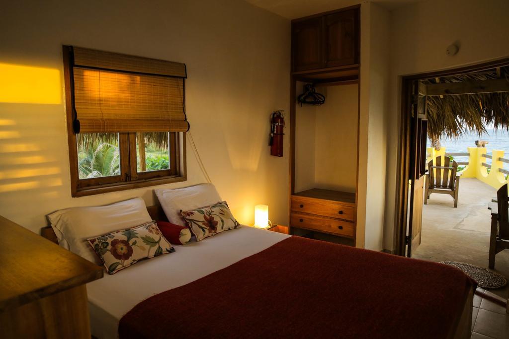 KuDehya Guesthouse Treasure Beach Eksteriør billede
