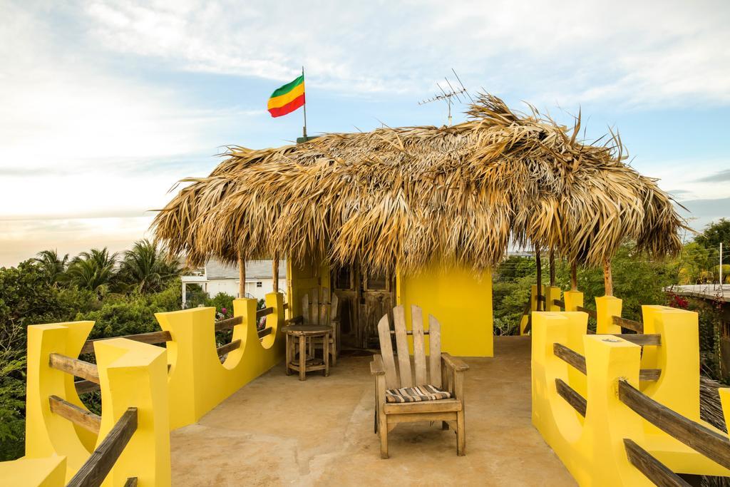 KuDehya Guesthouse Treasure Beach Eksteriør billede