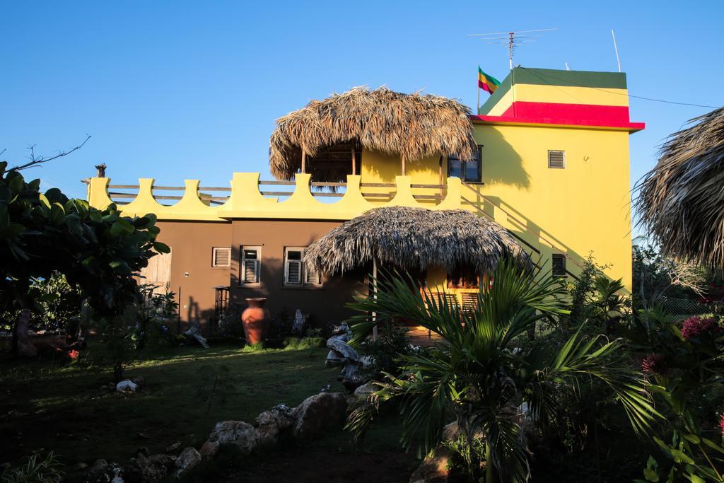 KuDehya Guesthouse Treasure Beach Eksteriør billede