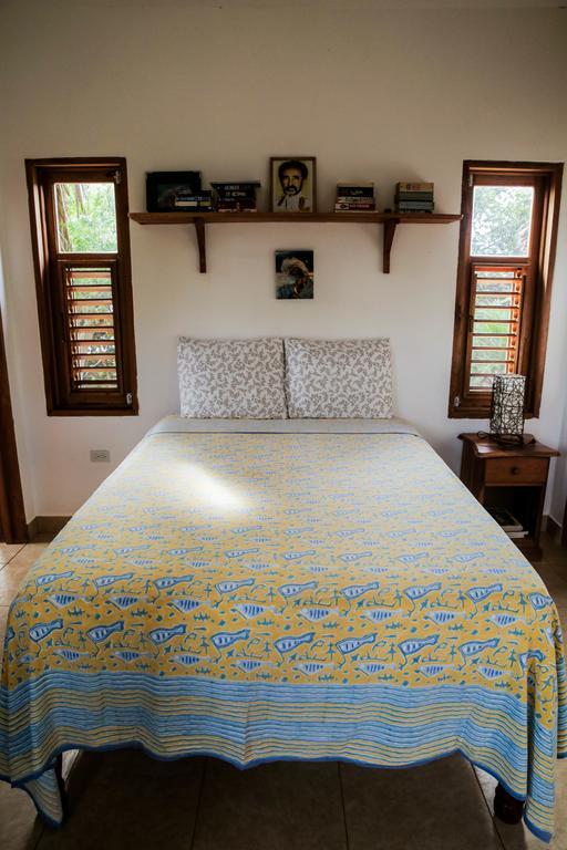 KuDehya Guesthouse Treasure Beach Eksteriør billede