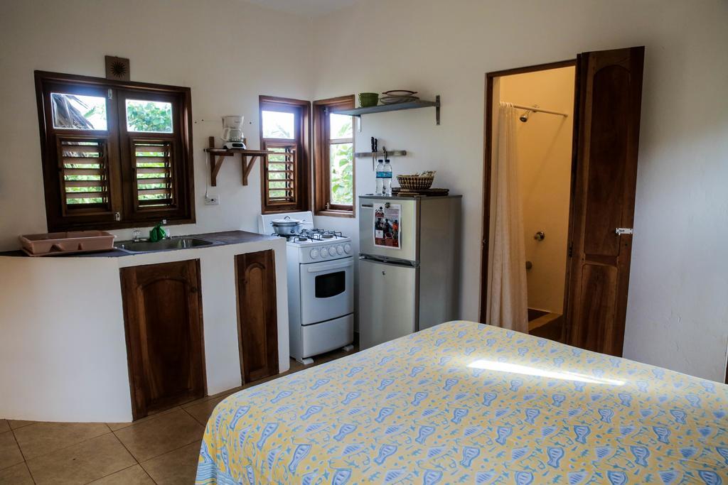 KuDehya Guesthouse Treasure Beach Eksteriør billede