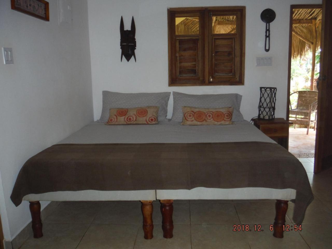 KuDehya Guesthouse Treasure Beach Eksteriør billede