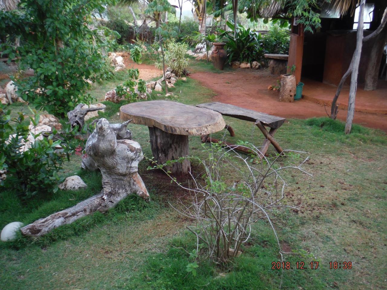 KuDehya Guesthouse Treasure Beach Eksteriør billede